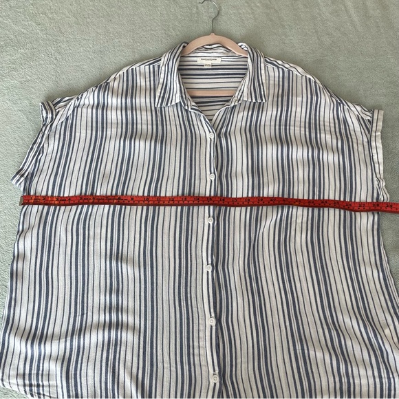 Beachlunch lounge buttoned down short loose fitting top - Picture 2 of 6